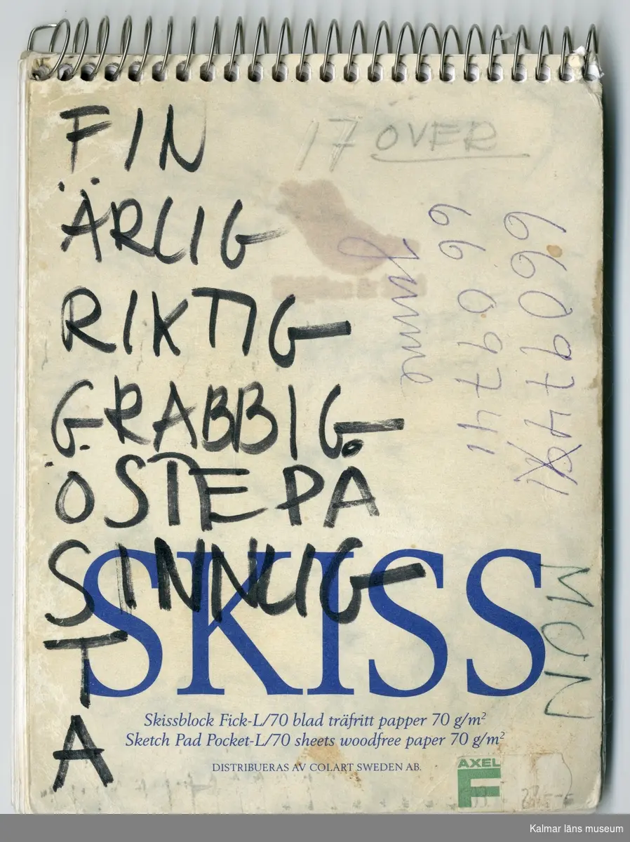 KLM 46157:478. Skissblock, papper, färg. Skissblock med vita papperssidor och omslag i oblekt papper med texten "SKISS" i blå färg. Innehåller anteckningar, dikter och skisser, gjorda av Raine Navin.