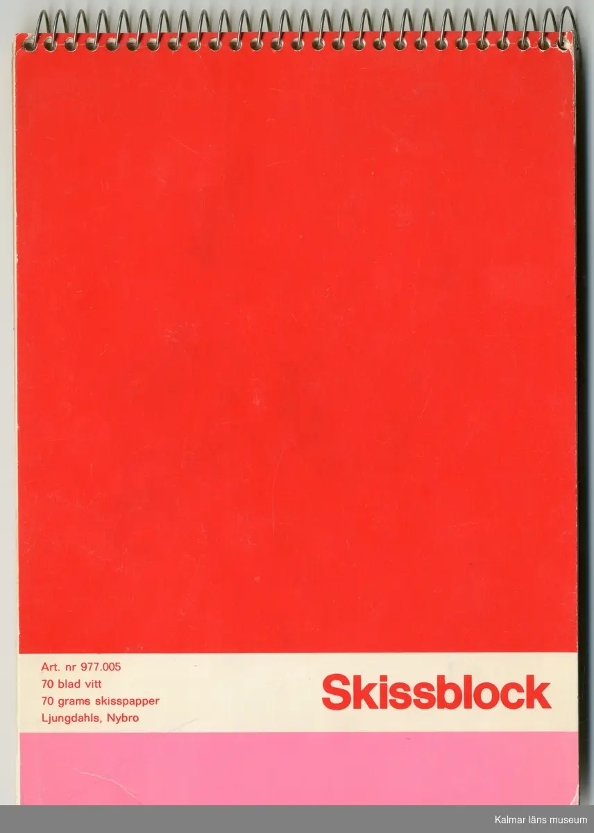 KLM 46157:489. Skissblock, papper, färg. Skissblock med vita papperssidor och omslag i rött, rosa och vitt papper med texten "Skissblock" i rött. Innehåller anteckningar och skisser, gjorda av Raine Navin. Se foto för exempel.