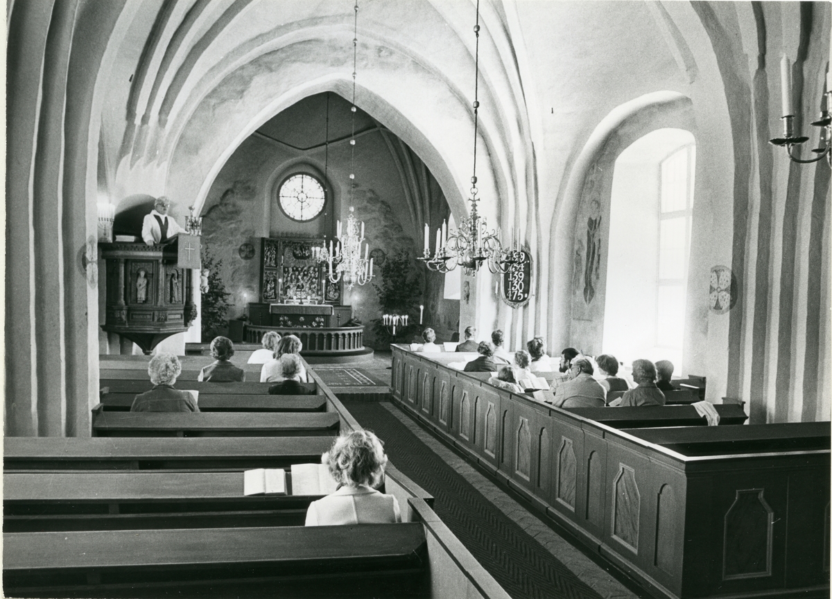 Kärrbo sn, Västerås.
Gudstjänst i Kärrbo kyrka. 1980.