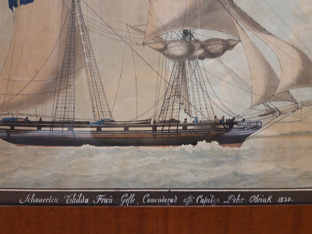Akvarell, fartygsmålning föreställande skonerten Thilda. 
Gåva av kapten G. Berggren, Stockholm. Av donator erhållen i arv efter sin farfar lotskapten A. U. Berggren.
Brun mahognyram.
