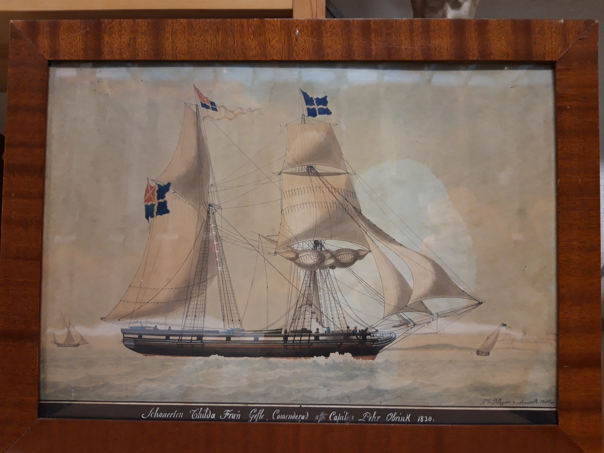 Akvarell, fartygsmålning föreställande skonerten Thilda. 
Gåva av kapten G. Berggren, Stockholm. Av donator erhållen i arv efter sin farfar lotskapten A. U. Berggren.
Brun mahognyram.