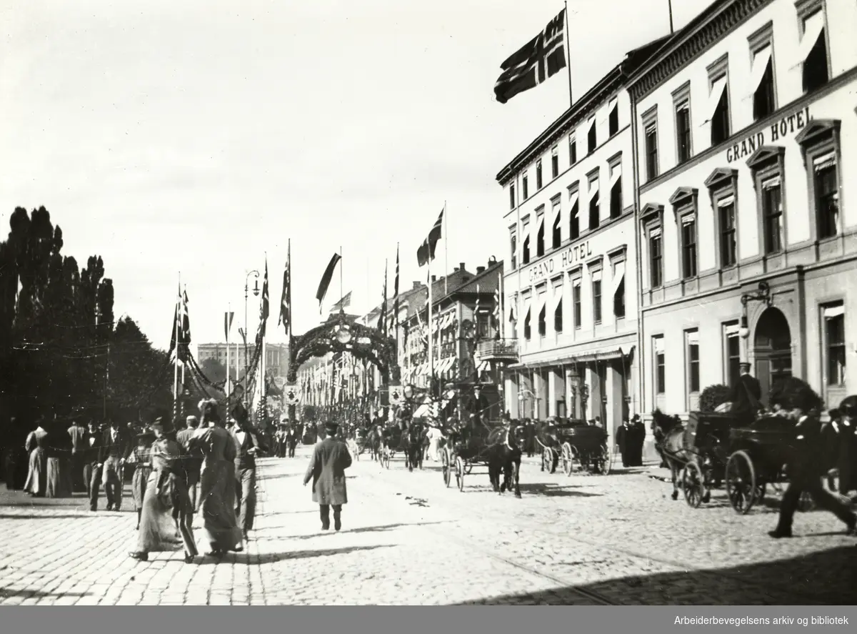 Karl Johans gate, pyntet for Fridtjof Nansens hjemkomst i 1896.