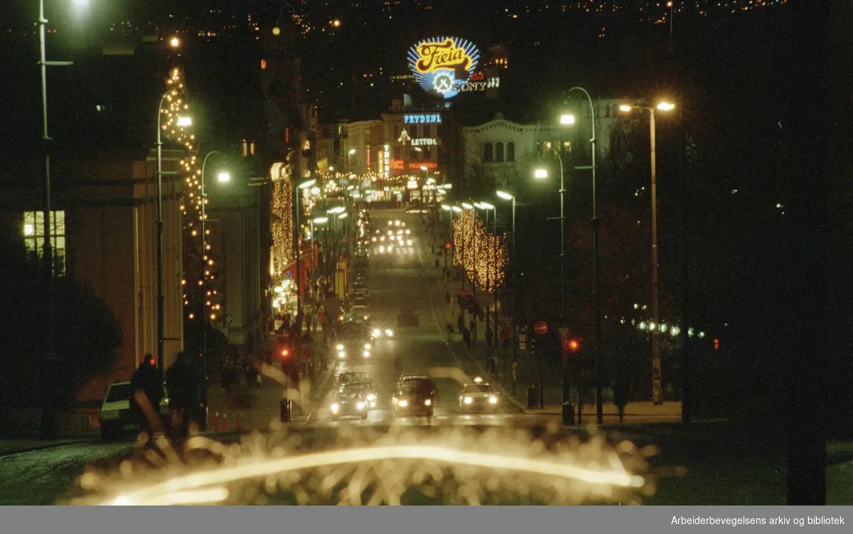 Oslo: Karl Johans gate på kvelden. 29. desember 1994