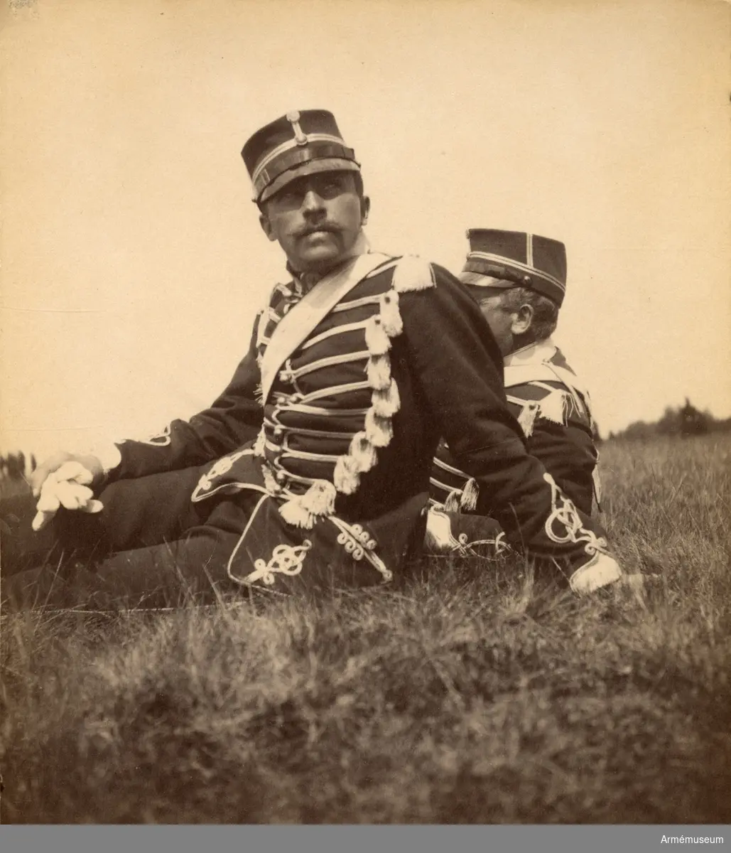 Fotosamling innehållande bilder från 1890-talet föreställande soldatliv hos Livregementets husarkår.