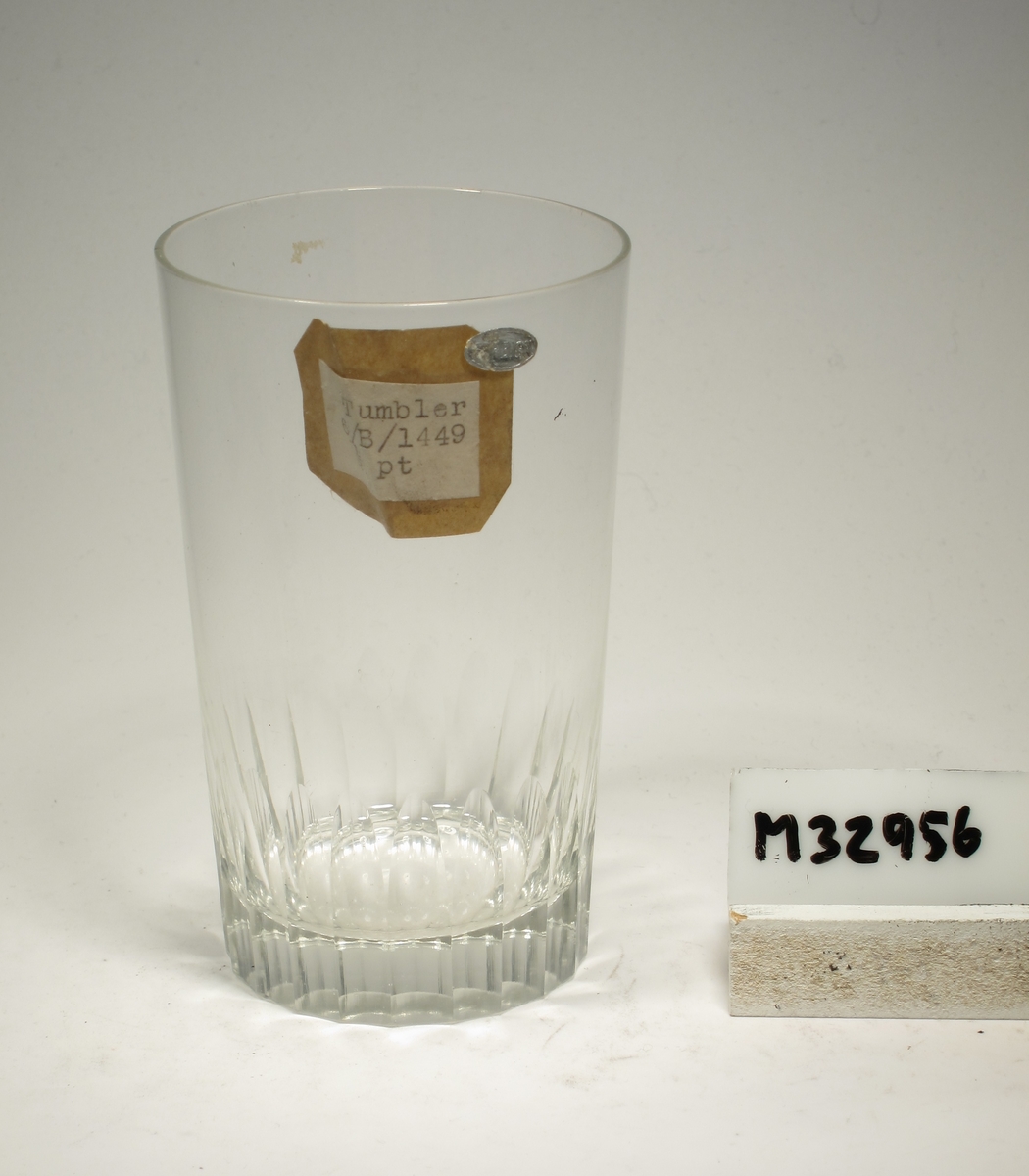 Cylindriskt glas med slipade stående oliver på nedre delen.
Lapp: "Tumbler
6/ B/1449
½ pt"
Etikett: Oval silverfärgad präglad text: "FREIGN"