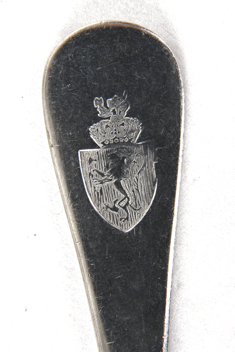 Bestikk i original eske. 5 skjeer og en gaffel med hærens logo preget inn i metallet.