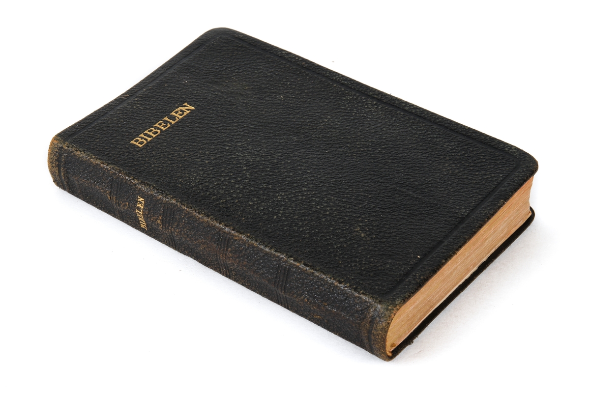 Bibel som Knut Nærum fikk av moren før han ble satt i konsentrasjonsleir i Tyskland. Bibelen hadde tilhørt faren.
