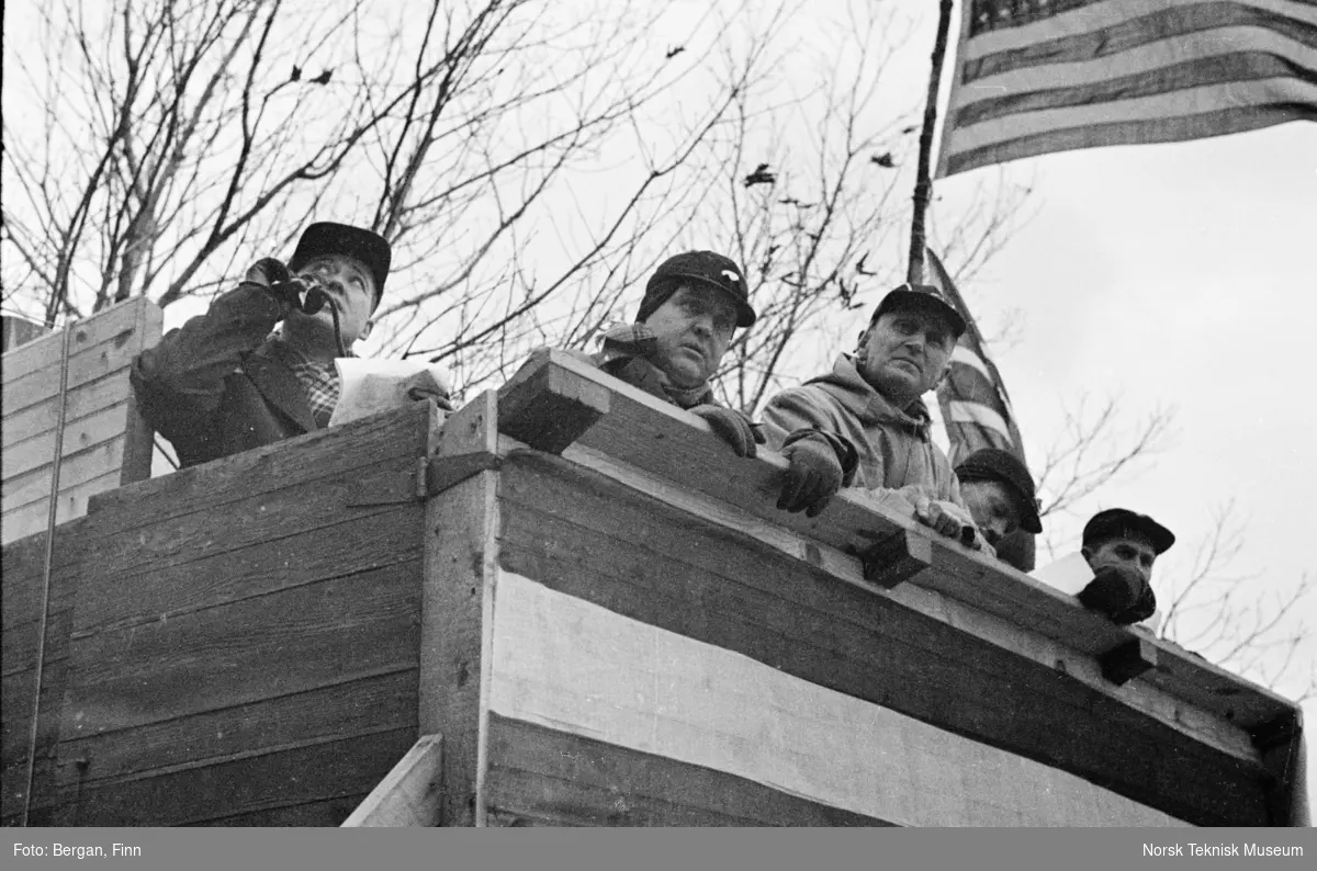 Fem personer på en tribune amerikansk flagg