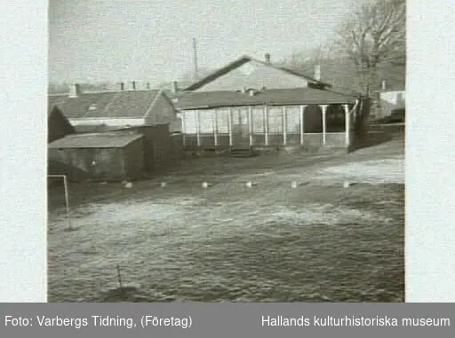 "Restaurang Gillet, kv Trädgården 6, och biljarden skall rivas för Kooperativa Domus." Artikel i samband med bilderna publicerad i Varbergs Tidning 1959-02-06.