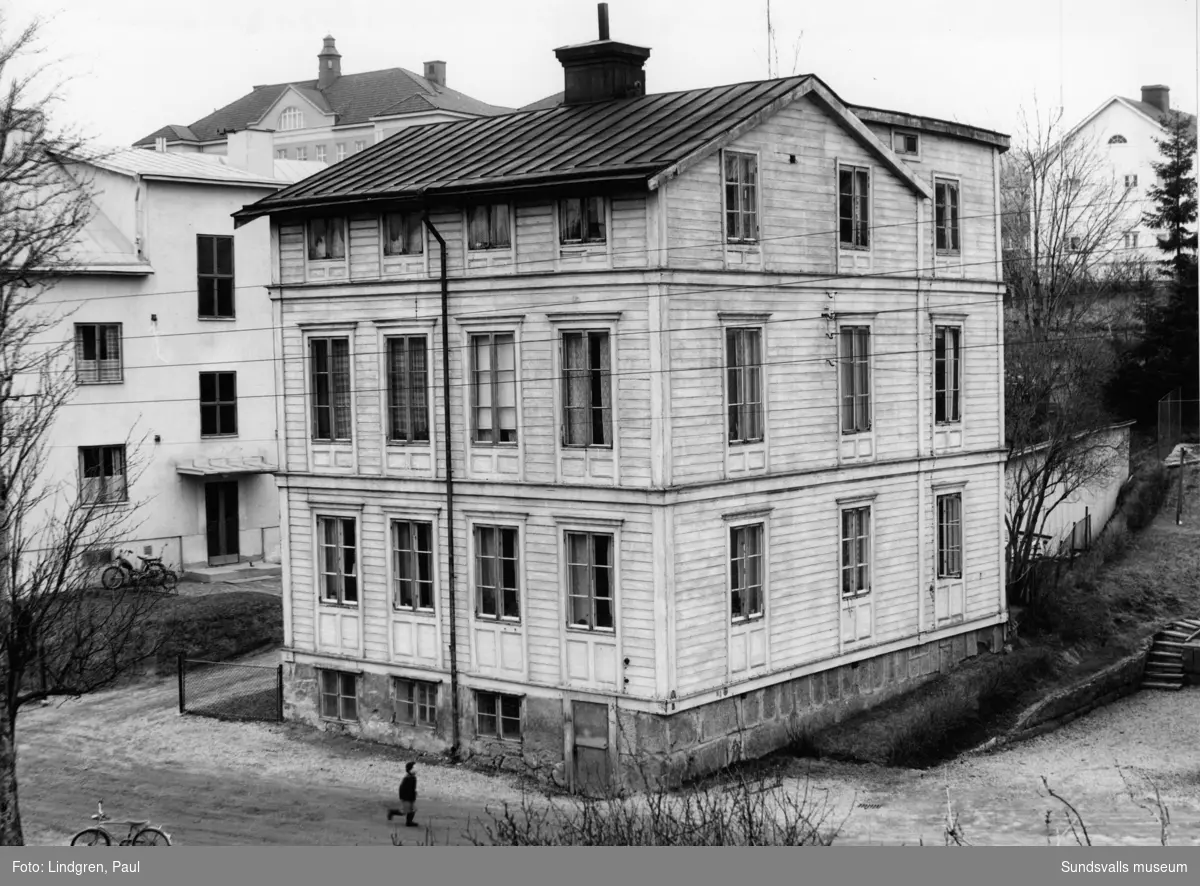 Albäcksgatan 1. Fastigheten tros vara uppförd på 1880-talet av grosshandlaren J. P. Åsander, Näs. Byggnaden kallades även "Kråkboet" efter dess höga och smala form.
