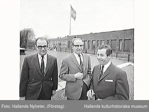 Affärschef Arvid Hilding, varuhuschefen Eric Engdahl och kamrer Sven Grim framför och på taket till Domus i Varberg.
Foton till tidningsartikel om varuhuset Domus i Varberg, publicerad i Hallands Nyheter, 1968-05-06.
