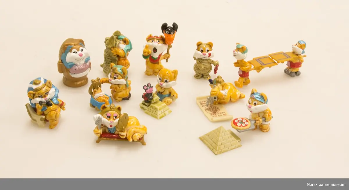Plastfigurer fra Kinderegg: Katter