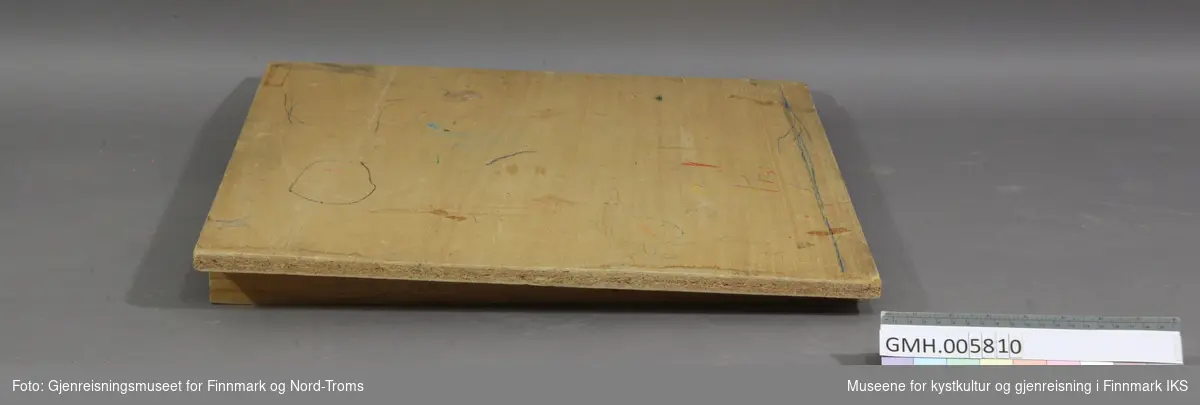 Brettet består av ei finérdekket sponplate med to kileformete lister på undersida.