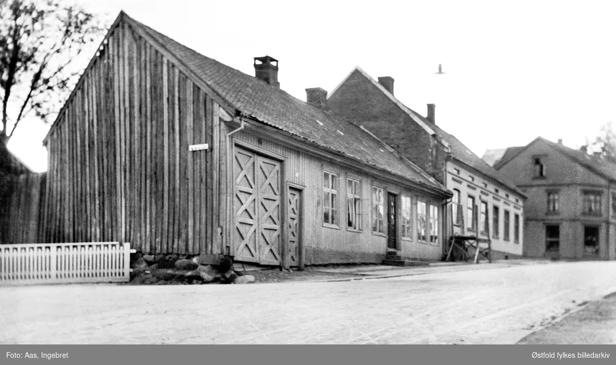 Aarslands hotell (trebygning) og Sarpsborg Handelsstands hus 1927 i Glengsgata i Sarpsborg. Porten fjernet ved anlegging av Aarslands gate ca. 1927. Kommunen kjøpte da denne delen av huset.