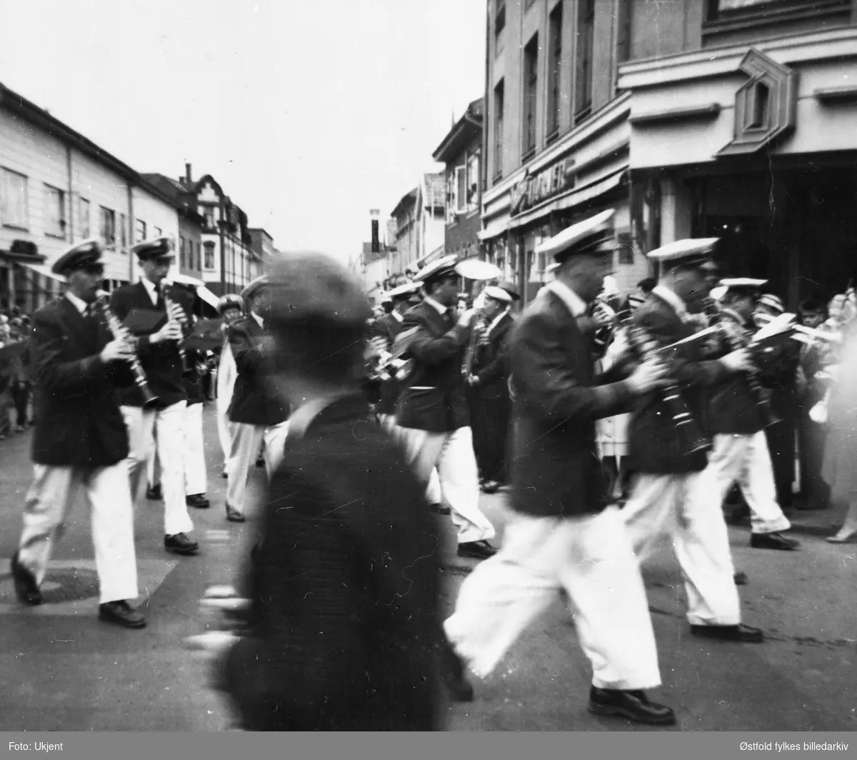 Korpset "Harmoni" fra Jelsnes i Tune i 17. mai-toget i Sarpsborg. krysset St. Marie gate Glengsgate.