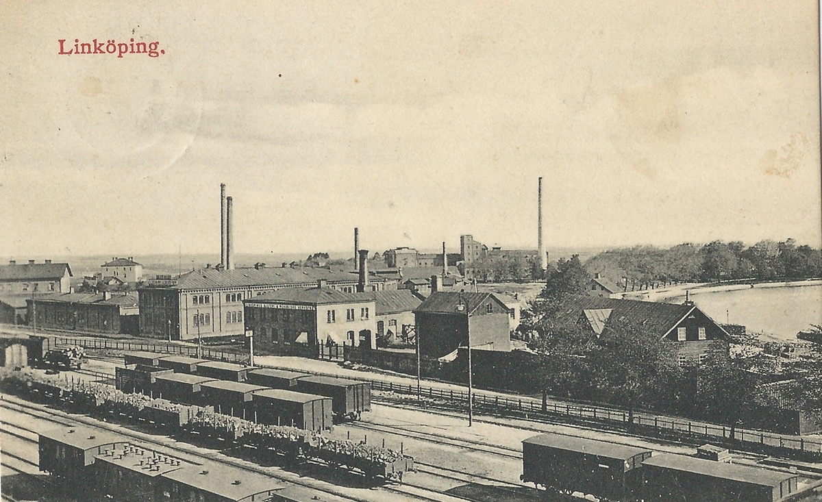 Vykort Bild från järnvägsområdet i Linköping.
 järnvägsområde, stationsområde, järnvägsvagnar, Linköping
Poststämplat 6 augusti 1919