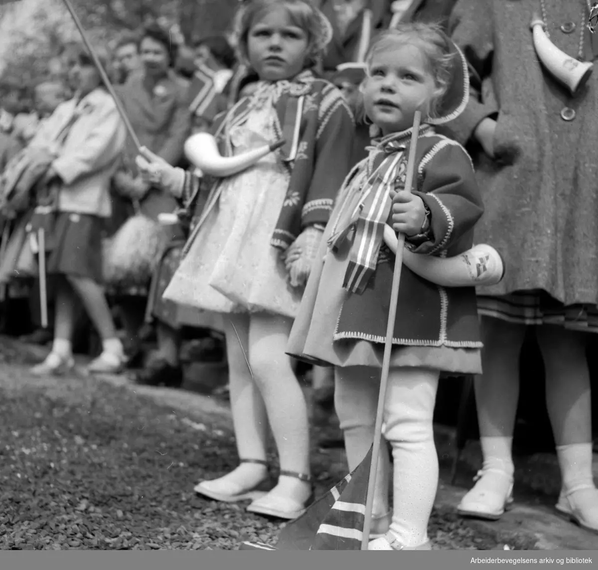 17. mai 1956. Unge tilskuere.