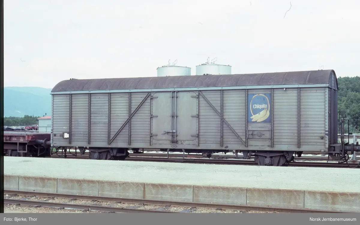 Isolert godsvogn litra Ibblps nr. 805 8007 på Fauske stasjon