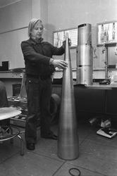 Mann arbeider med deler til rakett på Andøy rakettskytefelt.