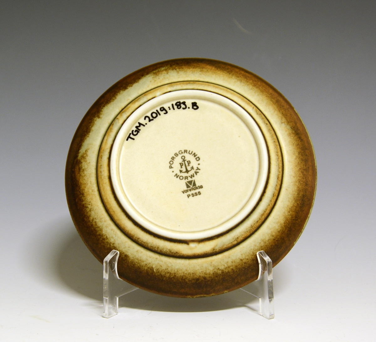 Kaffeskål av porselen. 
Modell: Eystein
Dekor: Lava