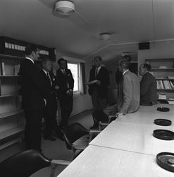 Personer stående i et møterom på Andøy rakettskytefelt.