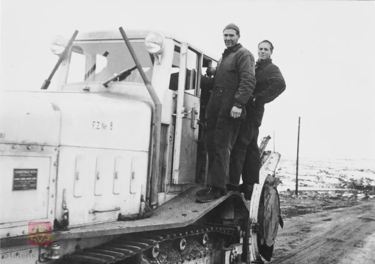 I 1928 ble det åpnet veg over Hardangervidda fra Eidfjord til Haugastøl. Strekningen Geilo-Haugastøl stod ferdig i 1938. Vegen over vidda var vinterstengt fram til 1940. Åpningen skjedde normalt ved St. Hans. Under krigen 1940-1945 brukte tyskerne store ressurser på å holde vegen åpen hele året. Blant annet hadde de et stort antall tunge snøfresere til disposisjon. Etter 1945 ble igjen Hardangervidda vinterstengt i mange år framover. De tyske snøfreserne ble overtatt av Statens vegvesen og brukt vider hver vår ved åpning av Hardangervidda. De gikk gradvis ut av bruk fram til 1980. Den siste har overlevd og er plassert på Norsk vegmuseum Labro.  
Bildet fra 1950-åra viser Embrik og Henrik Brenden med «Petter-fres» fra Statens vegvesen på veg innover Hardangervidda.