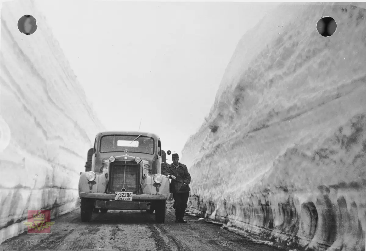 I 1928 ble det åpnet veg over Hardangervidda fra Eidfjord til Haugastøl. Strekningen Geilo-Haugastøl stod ferdig i 1938. Vegen over vidda var vinterstengt fram til 1940. Åpningen skjedde normalt ved St. Hans. Under krigen 1940 -1945 brukte tyskerne store ressurser for å holde vegen åpen hele året. Etter 1945 ble igjen vegen over Hardangervidda vinterstengt i mange år.

Å åpne Hardangervidda etter vinterstengning er et omfattende arbeid. Her fra 1950-åra med én person og Mercedes-Benz lastebil F-32206, fotografert i det trafikken kan settes på.