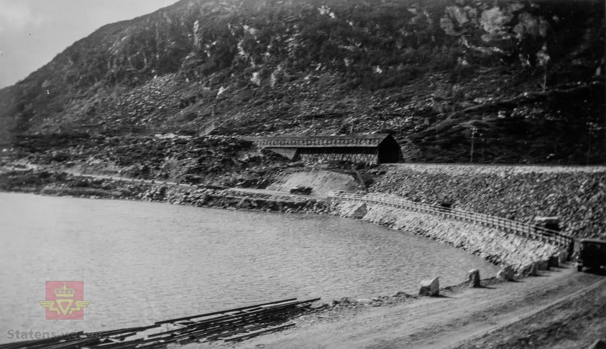 Vegen over Hardangervidda fra Eidfjord til Haugastøl stod ferdig i 1928. Her fra ny veg og jernbane (Bergensbanen) like vest for Haugastøl i 1929