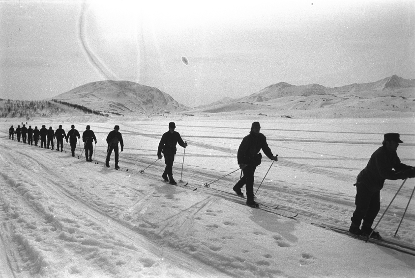 Elever går på ski under et lavinekurs for BSIN.
