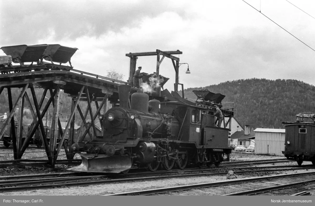 Damplokomotiv type 21b nr. 252 ved kullingsanlegget på Kongsberg stasjon.