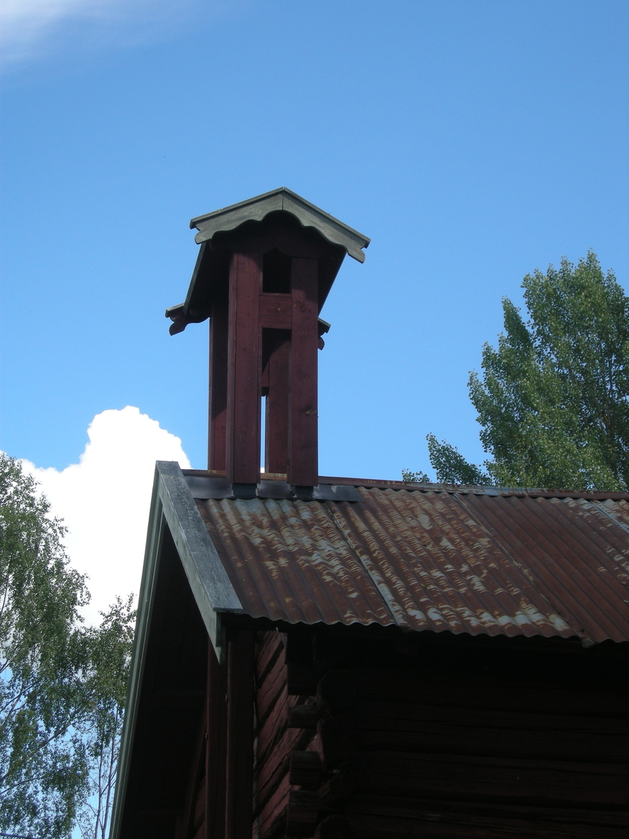 Klokketårnet på Hekneby ble ødelagt for mange år siden da et tre falt over taket og tok med seg klokketårnet. Det ble derfor satt opp et nytt klokketårn i 1988 som erstatning for det gamle. Klokketårnet er høyt med et saltak over fire stolper. På matklokka står det «TIL H.H.S OG K.P.D NORDBRYN 1841 NR 39 STØBT AF ANDERS SKIERBAK. I . ELVERUM»