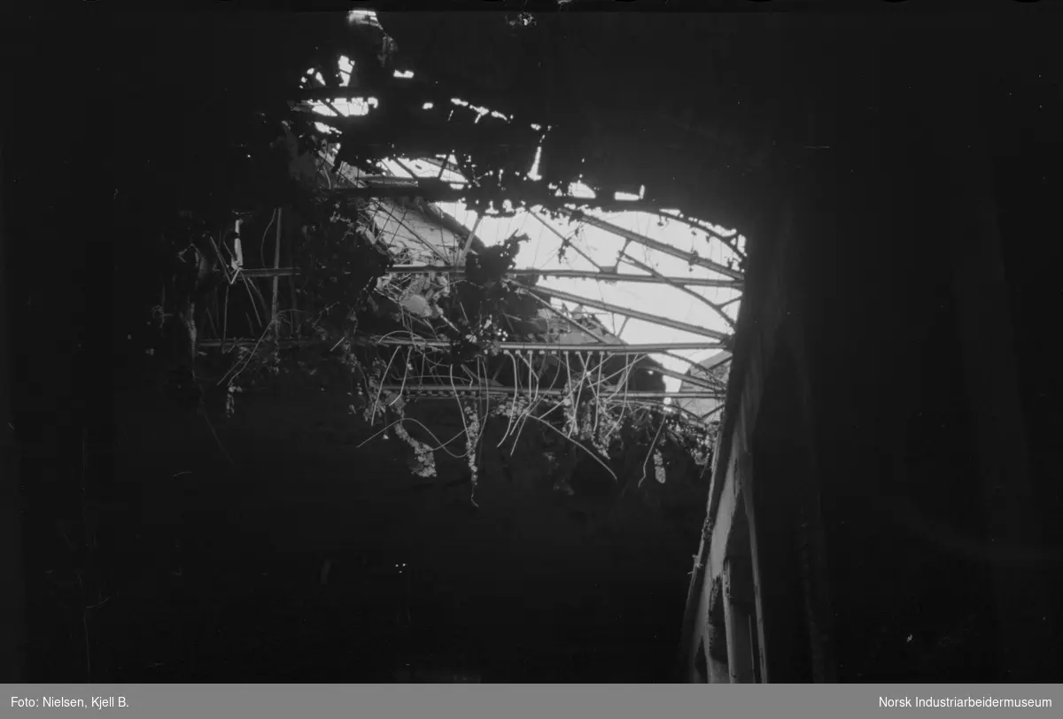 Innvendige ødeleggelser i reservekraftstasjonen på Vemork kraftstasjon etter alliert bombing 16. november 1943. Deler av taket inne i reservekraftstasjonen er borte.