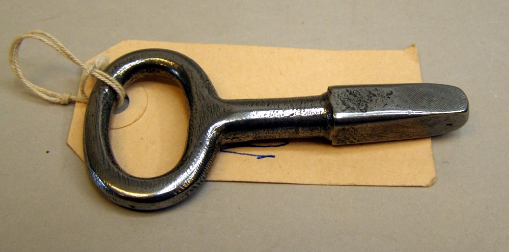Utvändig 4-kantsnyckel av stål med ringformat handtag.