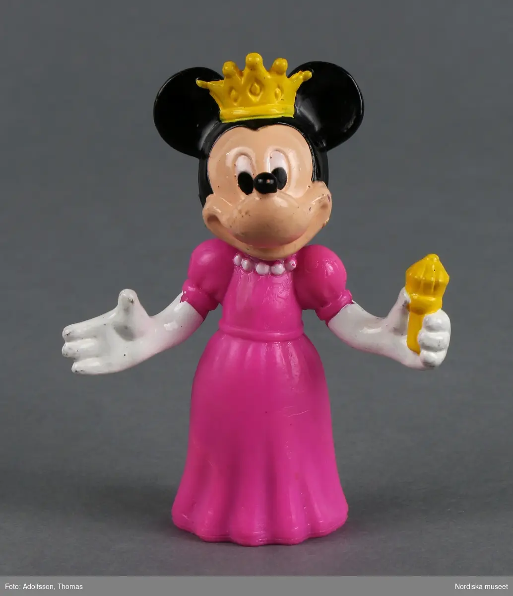 Seriefigur (a-b)

Plastfigurerna föreställer de två mössen a) Musse Pigg och b) Mimmi. De är finklädda, han i röd livré och hon i rosa långklänning och med guldkrona på huvudet.
