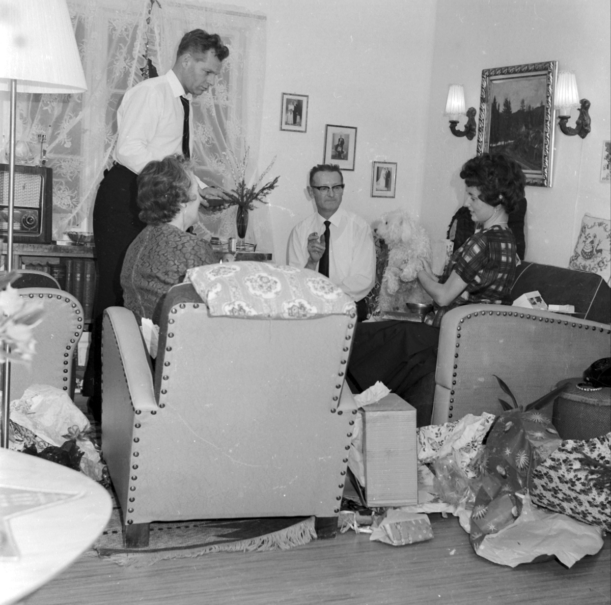 Familien Moe i stova på julafta.