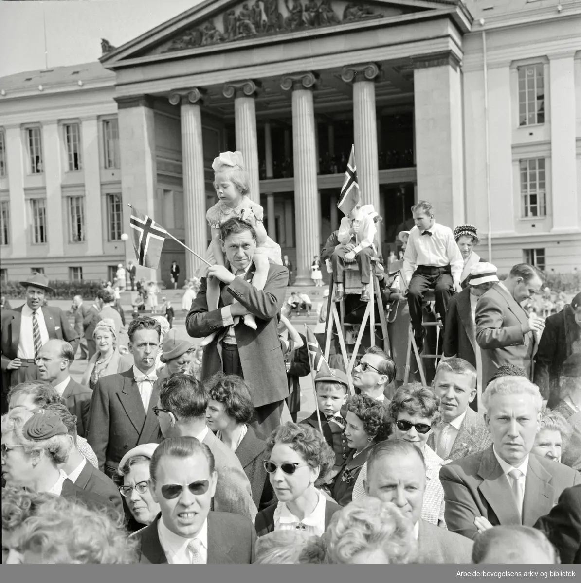 Barnetoget. Tilskuere foran Universitetets midtbygning (Domus Media). 17. mai 1960.
