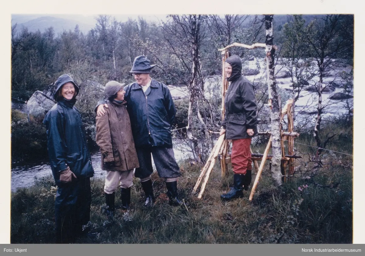 James Coward, Unni Coward, Margot Ryland og kvinne står utenførs i regntøy ved elv