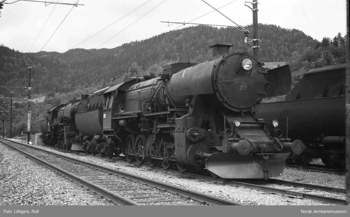 Hensatte damplokomotiver type 63a, nærmest nr. 217, på Støren stasjon