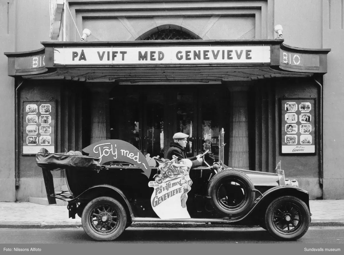 Bioreklam med hjälp av bil "På vift med Genevieve", program på Svea-biografen. Chaufför är Fritiof Larsson, mångsysslare bl a likbilschaufför, tidningsbil- och taxichaufför. Denna bil är av märket Horch.