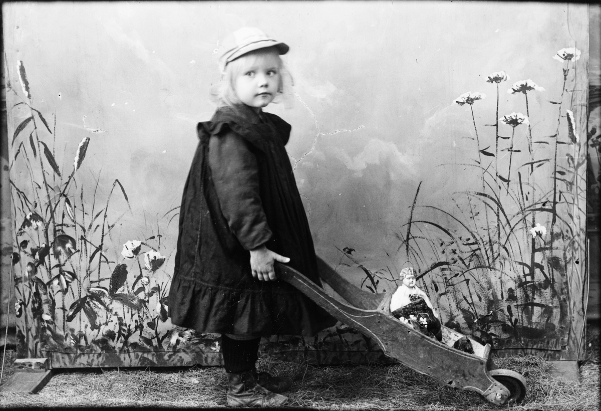 Tyra Edhlund med dockan i skottkärran, Östhammar, Uppland