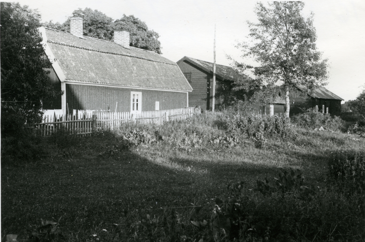 Vallby, Västerås.
Östergården, baksidan av gula mannbyggnaden, 1933.
