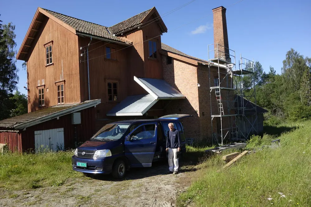 Murer Øivind Andersen har utført vedlikeholdsarbeider bl.a. på teglpipa som har ku, langt skaft og krone på Auli mølle. Foto: Berit Anderson, MiA.