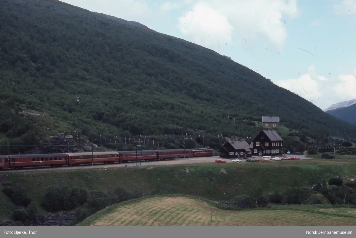 "Dovresprinten", tog 41, trukket av elektrisk lokomotiv El 14, kjører inn på Kongsvoll stasjon