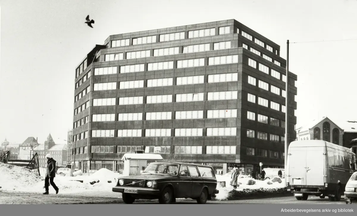Lilletorget 1. Norsk Jern og Metallarbeiderforbundet og Norsk Papirindustriarbeiderforbunds nye bygg. Januar 1982