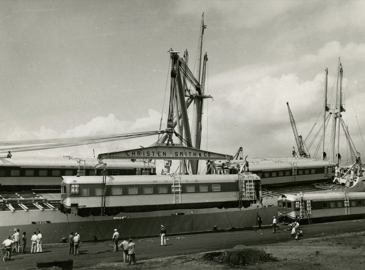 M/S 'Belevelyn' (b.1957)(NV. Scheepswerf De Hoop, Lobith, Nederland), - i Genoa på vei til Cuba med lokomotiver.