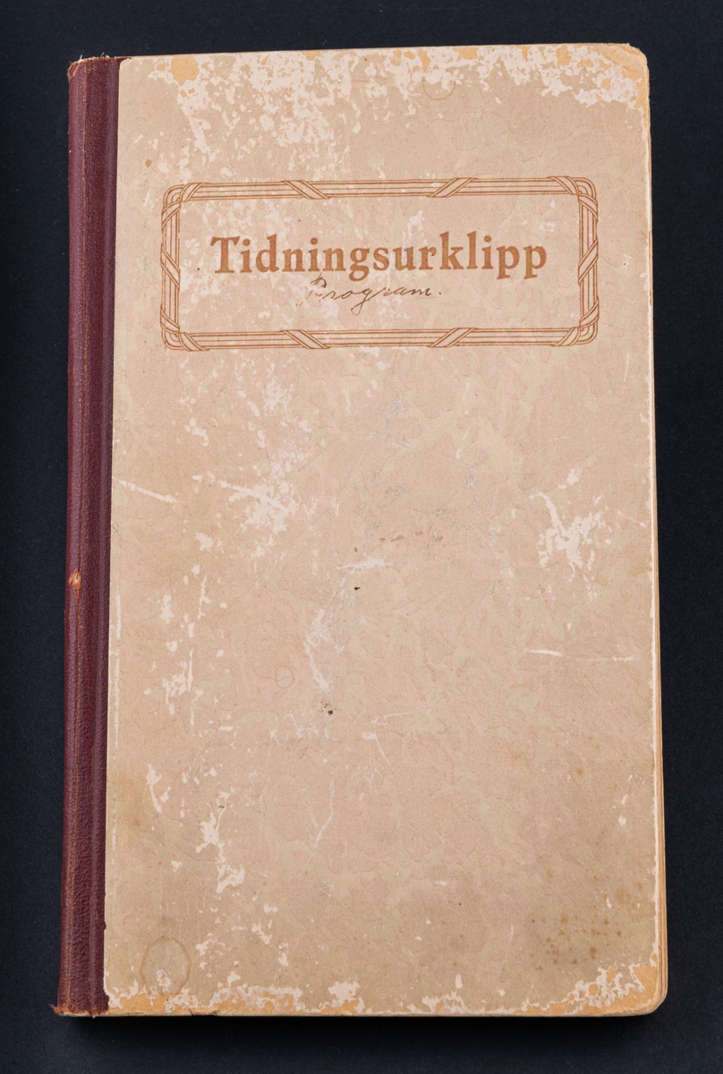 Klippalbum med programblad från olika konserter inom missionskyrkor, mellan åren 1907-1940.