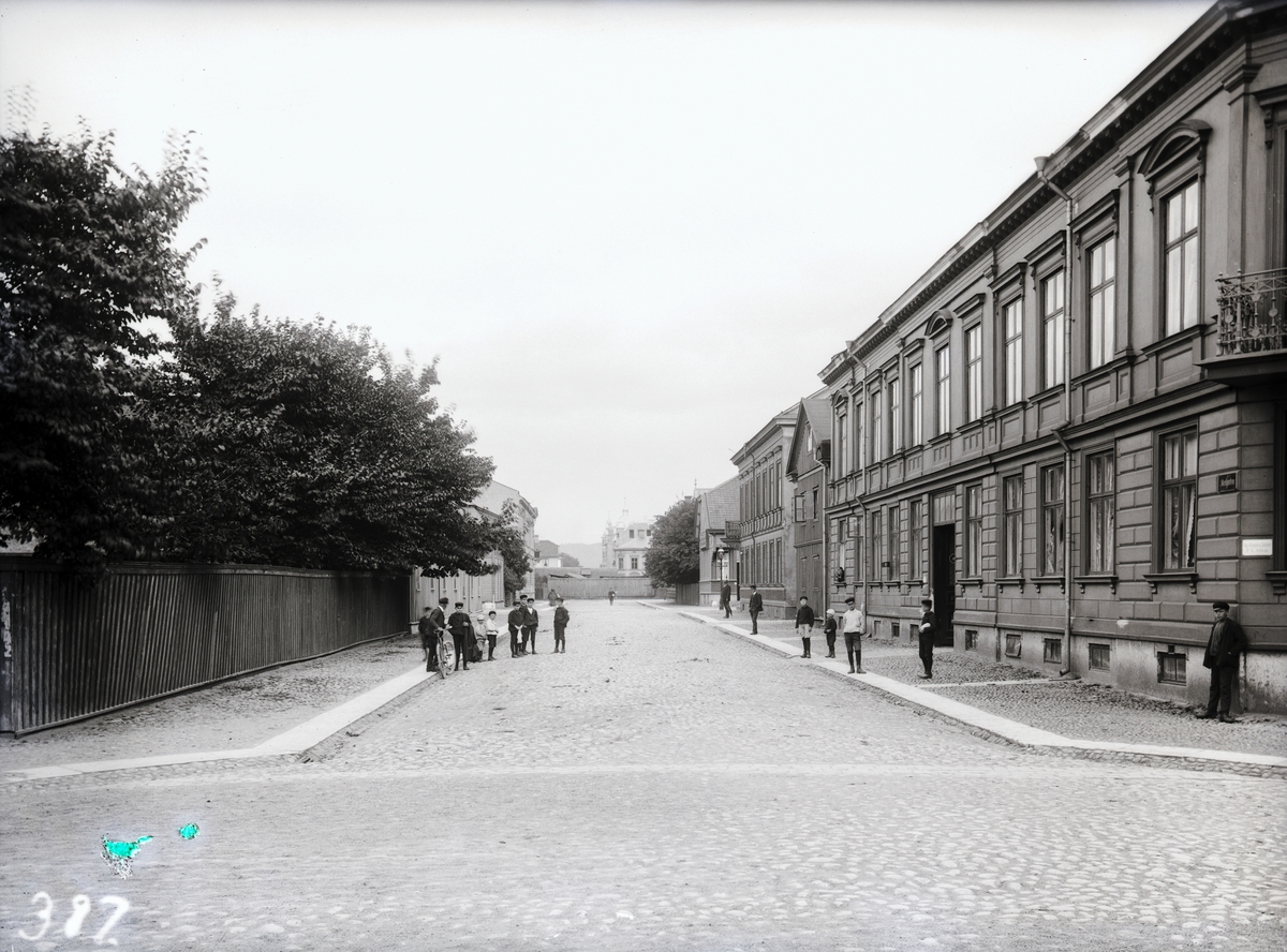 Skolgatan mot öster från Kapellgatan i Jönköping, innan Skolgatan lagts ut i sin hela längd 1918. Till vänster syns den obebyggda tomten med adress Västra Storgatan 25. Gatan blockerades av "Lilla Trädgård". Flera av byggnaderna finns ännu kvar år 2004.