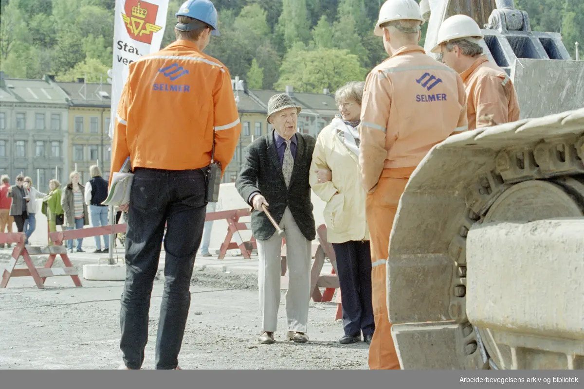Oslo: Loenga bru. Rivingsarbeidet er startet. 21. mai 1996