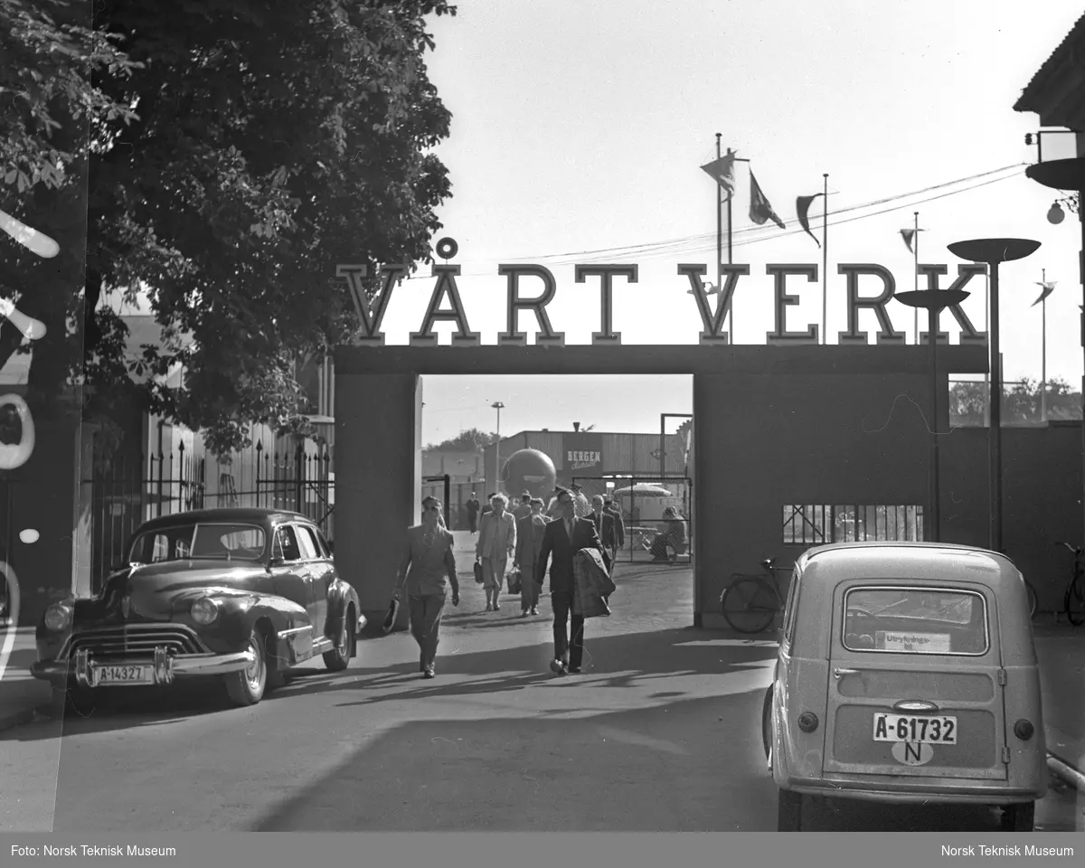 Inngangspartiet til  utstillingen "Vårt Verk" på Akershus festning, 20. aug-5. sept 1954, hvor Norsk Teknisk Museum hadde stand