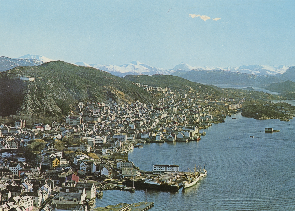Luftfoto av Ålesund by med Rønneberghaugen, sett mot øst.